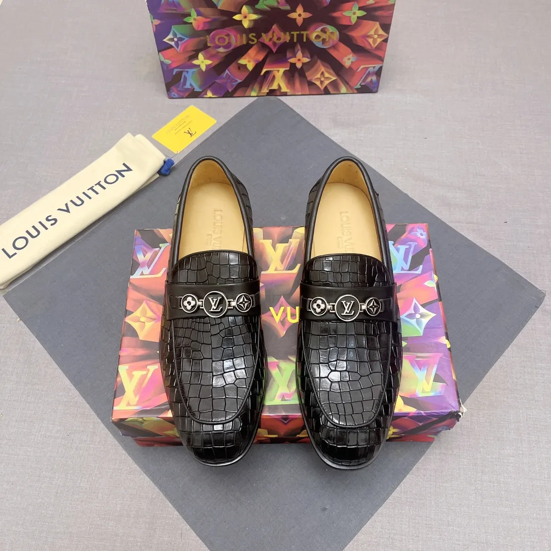 p440【LV】《Lv leather shoes are a must-have for trendy men. 👟Strong European fashion atmosphere. Generous shoe last. High-end quality. Fully imported first-layer cowhide. Sheepskin lining. Comfortable on the feet. Lightweight rubber outsole is thick and comfortable. 👍👍Its unique talent lies in its unremitting pursuit of innovation. 0️⃣0️⃣2️⃣ Code number 39 to 44 (Can be customized for 38.45) No. 0117